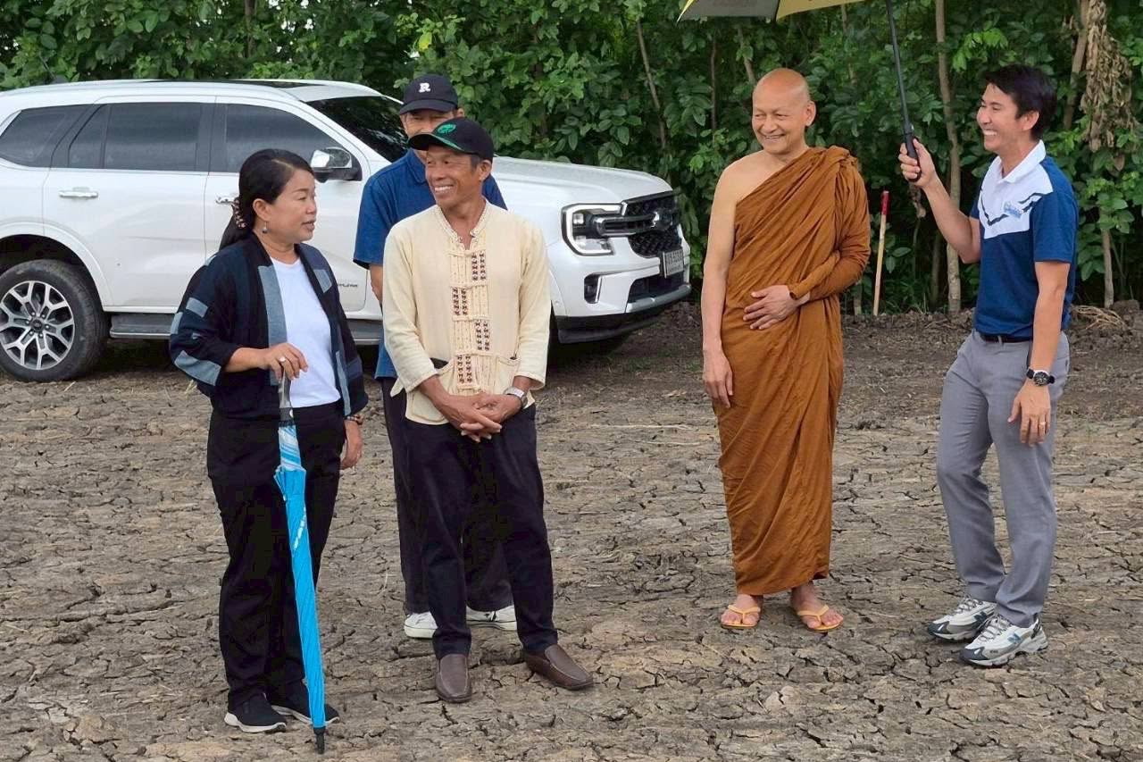  พช.ปทุมธานี “จับมือ หอการค้า และ YEC ร่วมหารือวัดนาป่าพง เตรียมลุยพัฒนาพื้นที่ : โคก หนอง นา พร้อมลุยโปรเจกต์ปลูกต้นไม้ล้านสองแสนต้น”