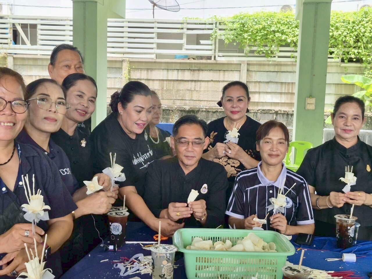พช.ปทุมธานี  พร้อมด้วยจิตอาสาอำเภอสามโคก ร่วมประดิษฐ์ดอกไม้จันทน์พระราชทาน เตรียมพระราชพิธีสำคัญของชาติ