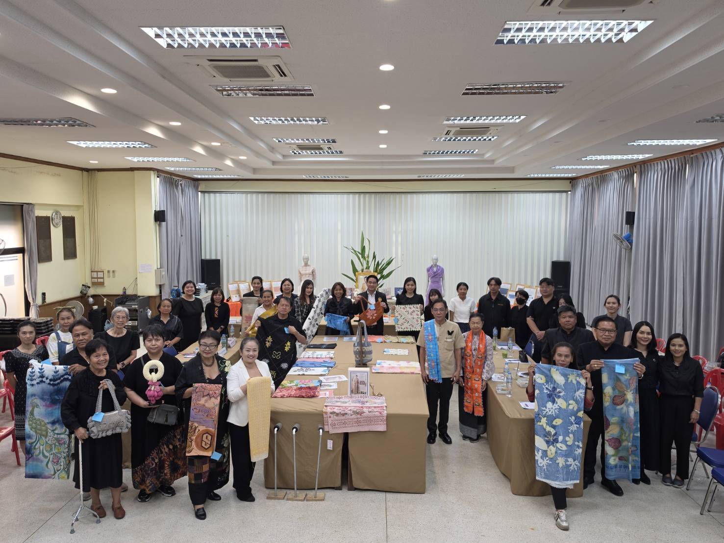 พช.ปทุมธานี “พิจารณากลั่นกรองการประกวดผ้าลายพระราชทานฯ ประจำปี 2569"